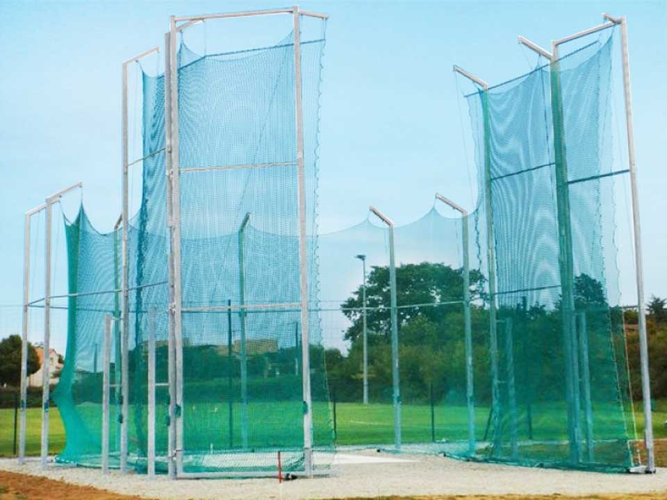 Discus throwing cage