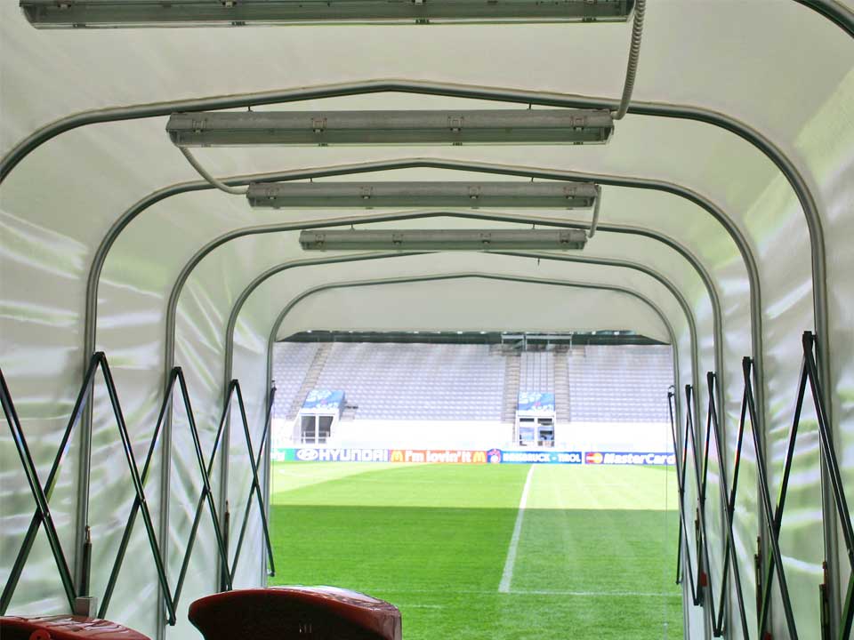 Retractable football tunnel
